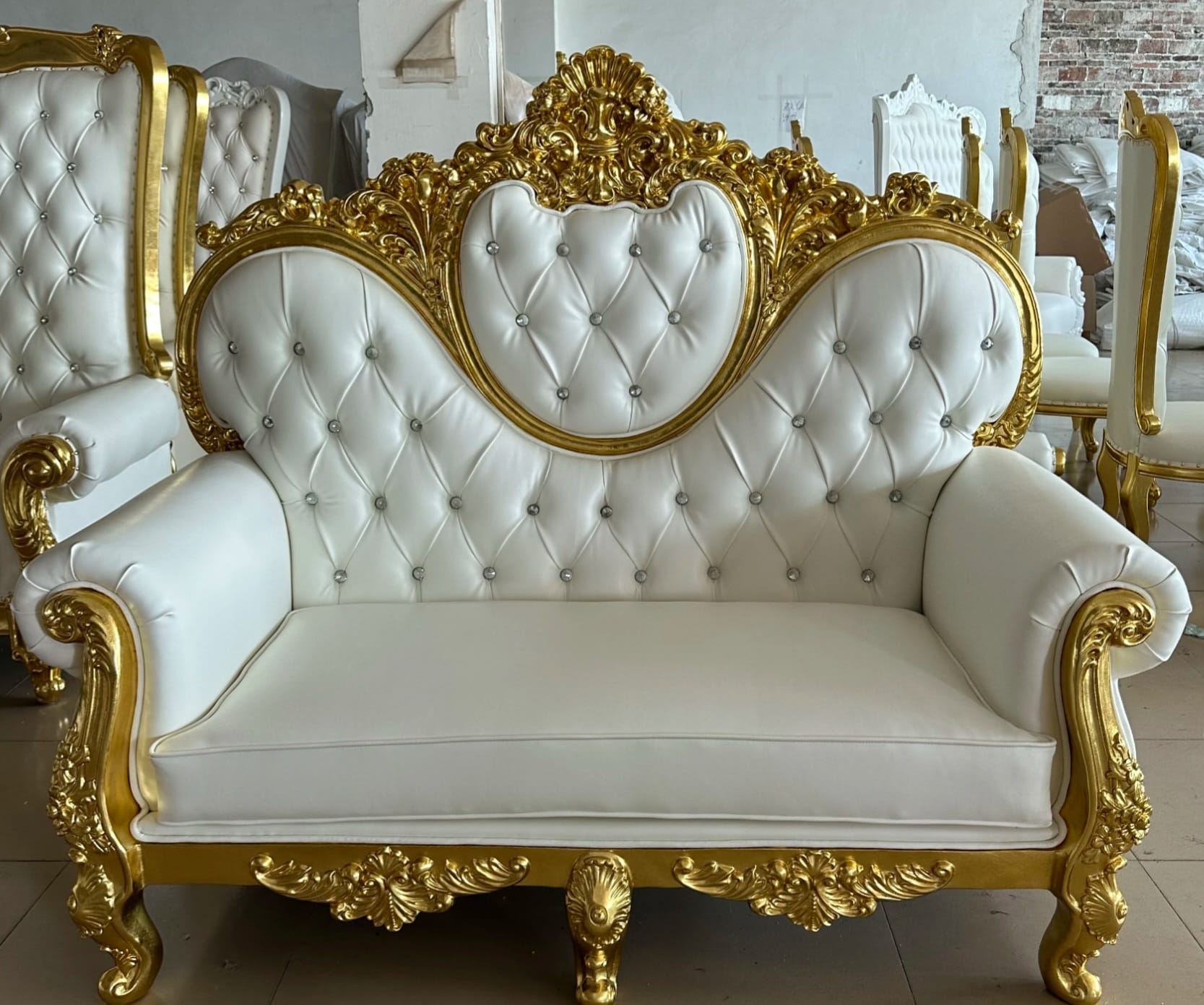 Couple throne 2-seater settee with white tufted leather, ornate gold baroque frame, crown crest, cabriole legs